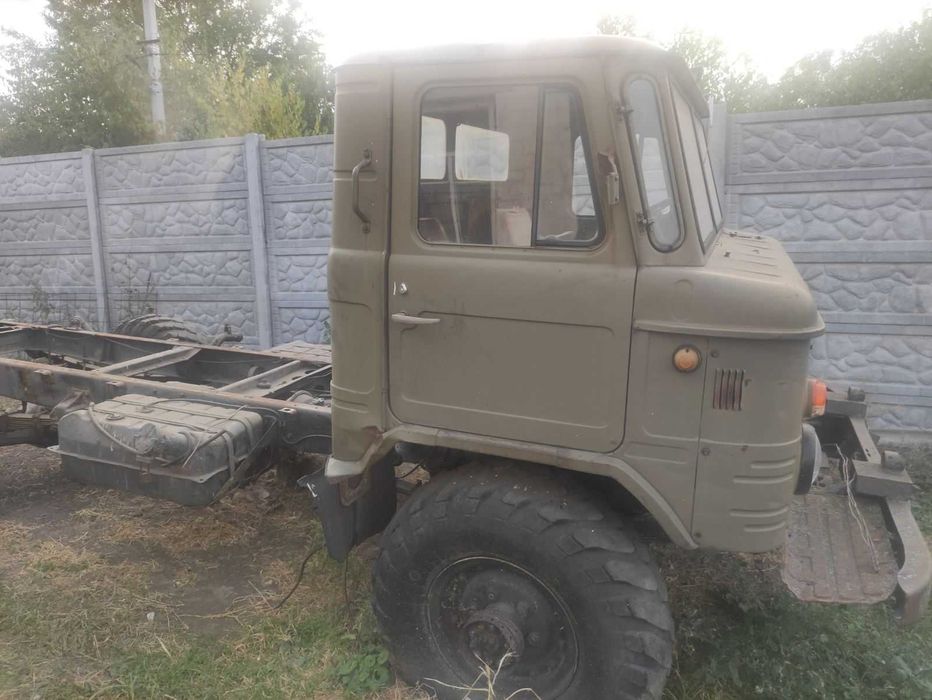 Два ГАЗ-66. Один на повному ходу, другий як донор або для відновлення