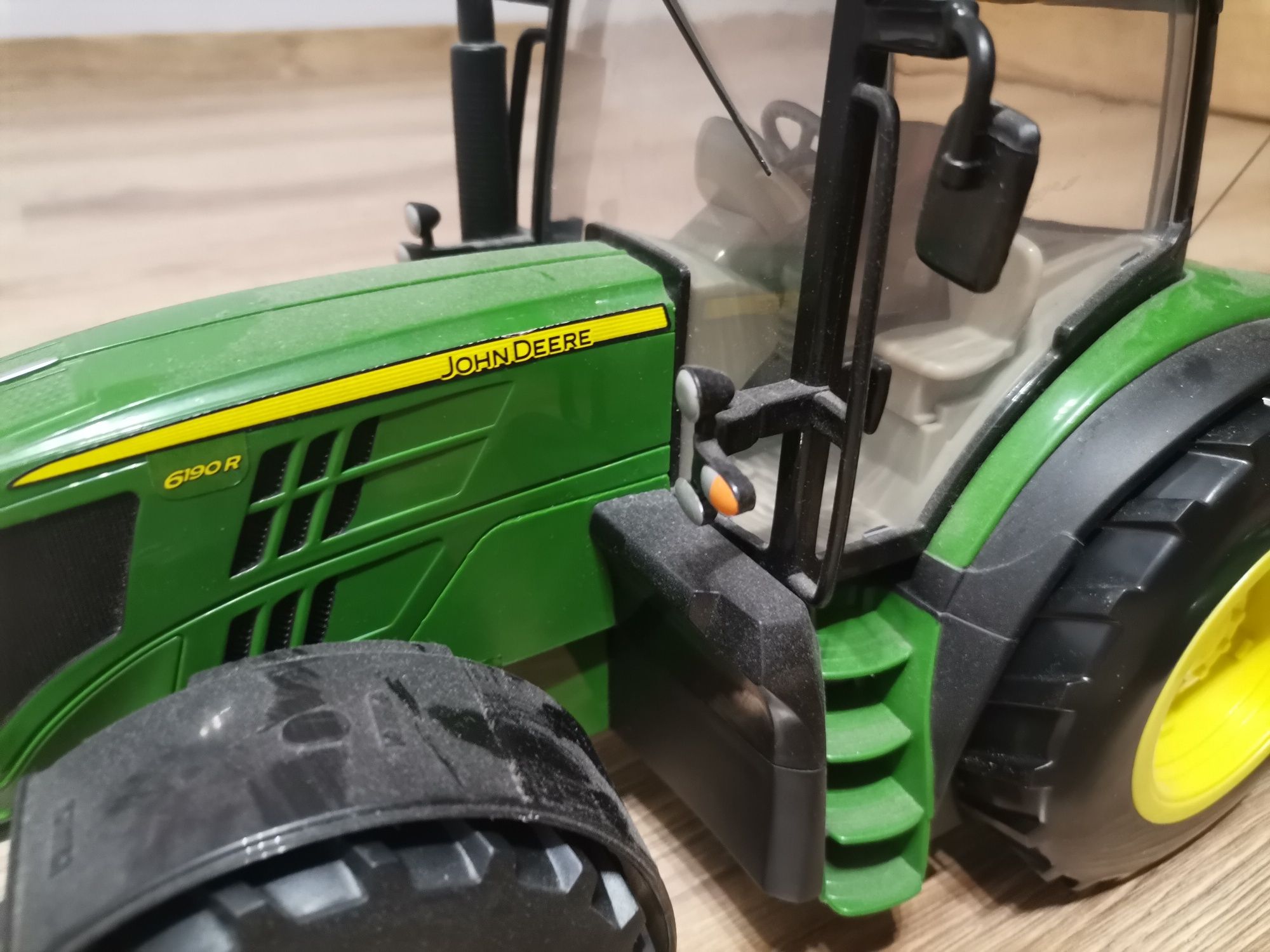 John Deere zdalnie sterowany ciągnik.