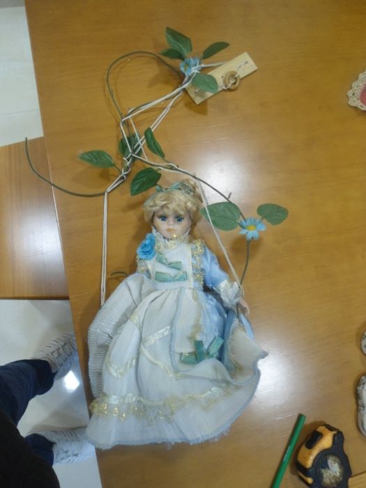 boneca em porcelana antiga , com baloiço
