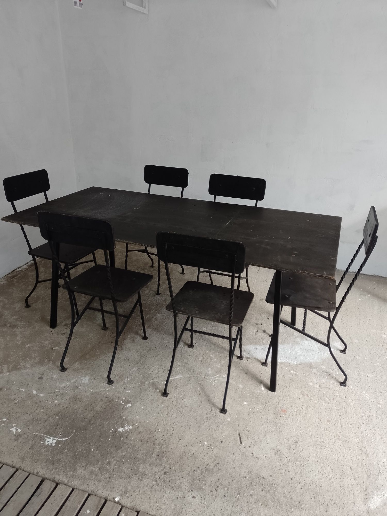 Stół i sześć krzeseł.