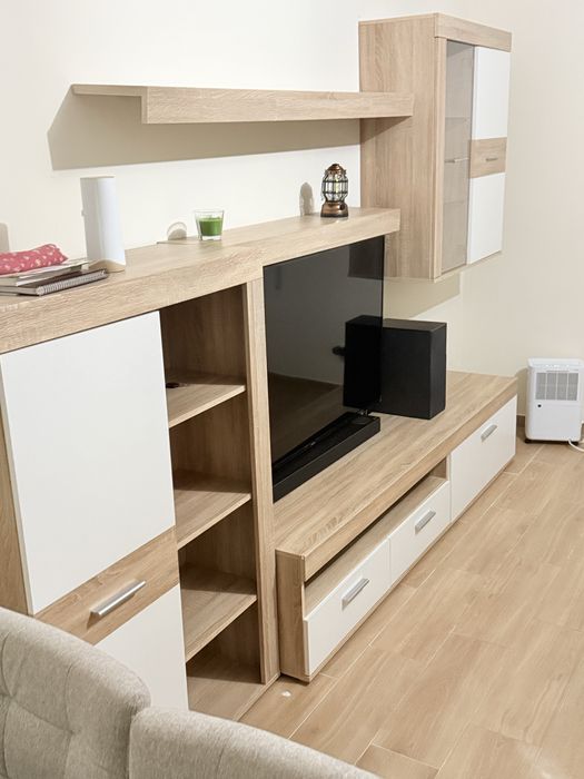 *Móvel de Sala/TV em Madeira Clara com Branco – Excelente Estado*