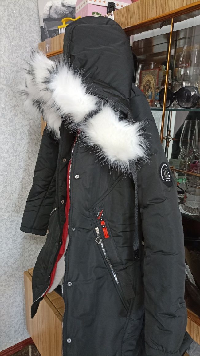 Зимова куртка нова , 44 розмір , неодягнена жодного разу.