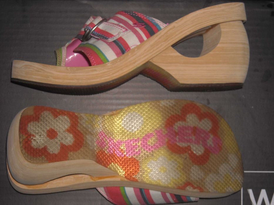 Sandalias chinelas skechers pouco uso leves imita madeira
