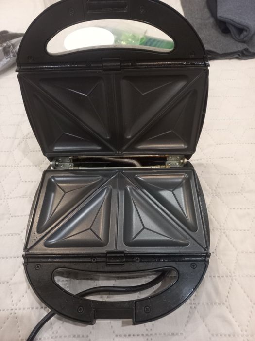 Мультимейкер Livstar LSU-1219 800 Вт електрична бутербродниця