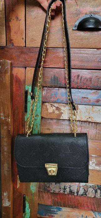 Mała czarna torebka listonoszka elegancka łańcuszek złote okucia