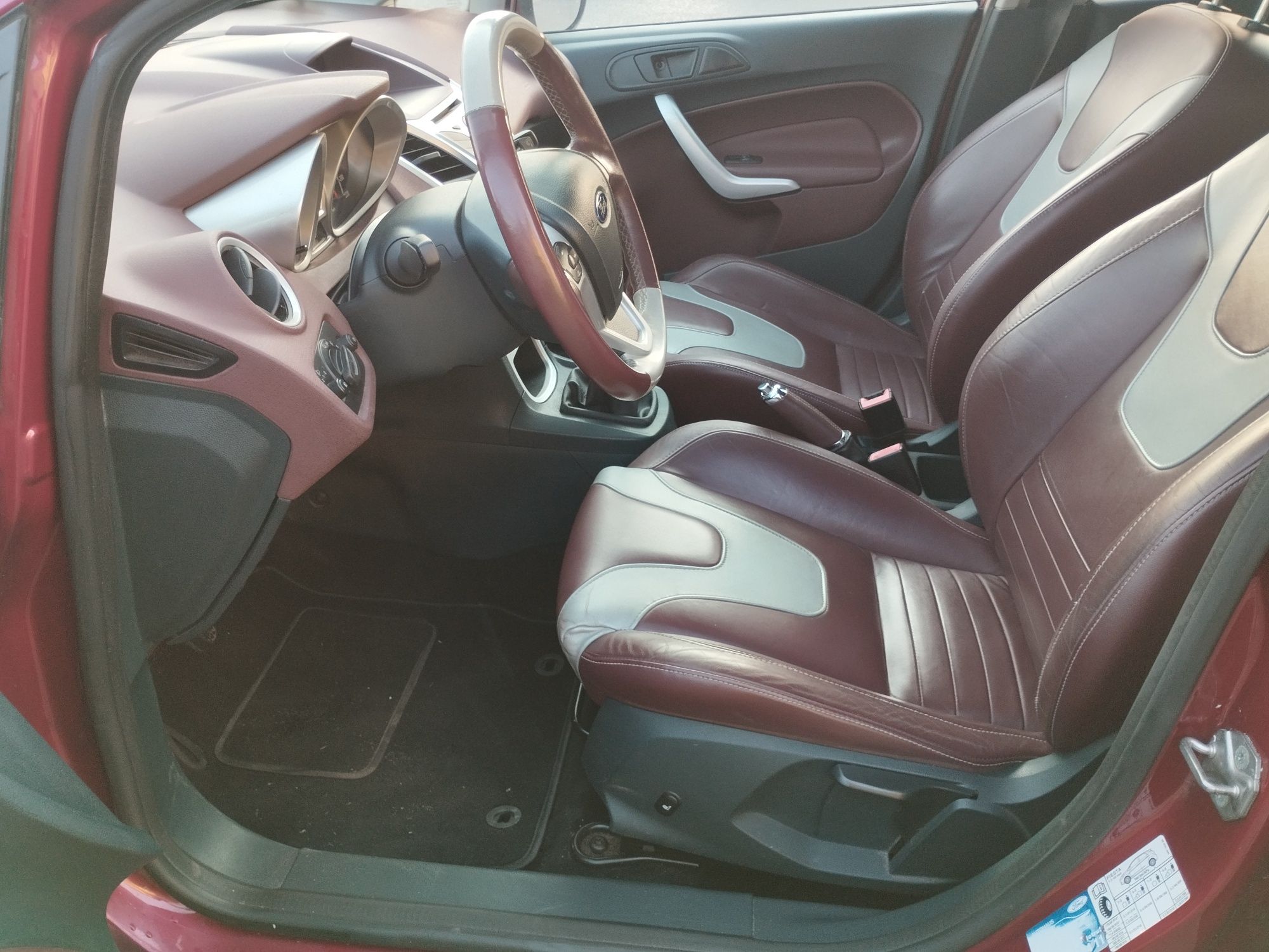 Ford Fiesta MK7 1.4b ładny zadbany bogato wyposażony skóra klima xenon