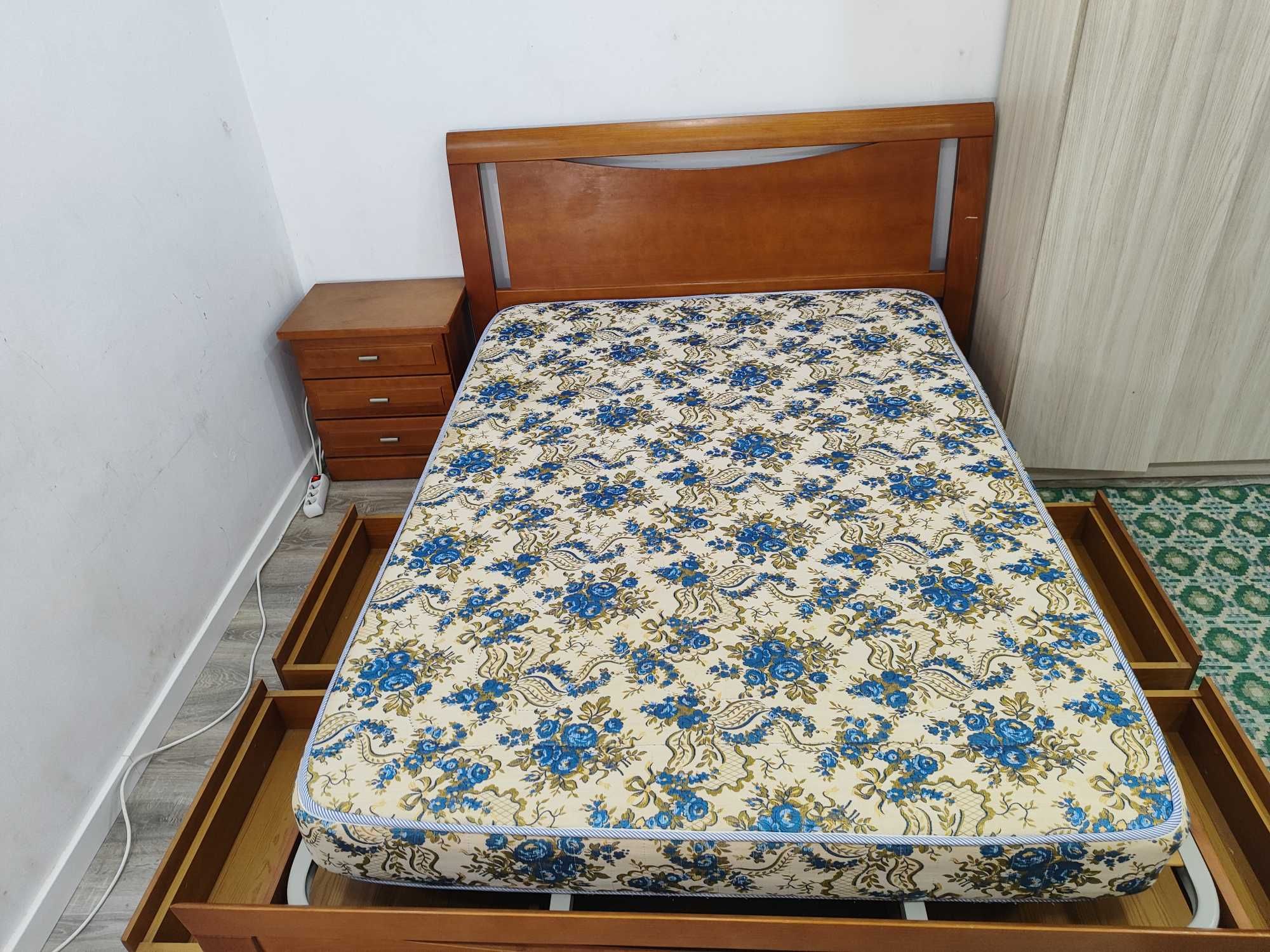 Vendo cama de casal condição/muito conservada  , sem a base do colchão