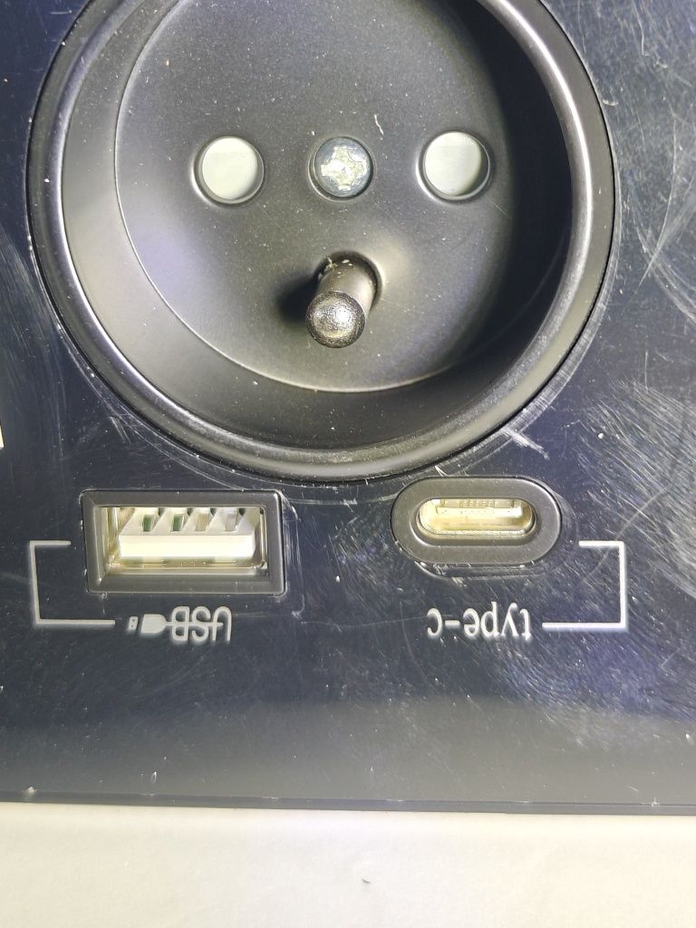 3 w 1: Gniazdko, port USB, port typ C