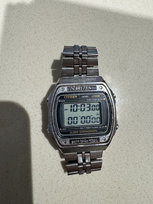 Citizen digital em metal, diver made in Japan.