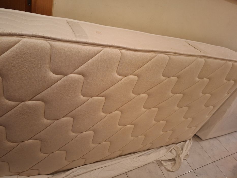 Sommier solteiro com colchão