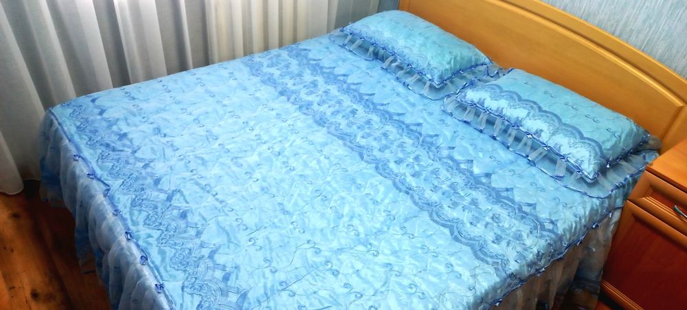Покривало на двоспальне ліжко  з подушками.