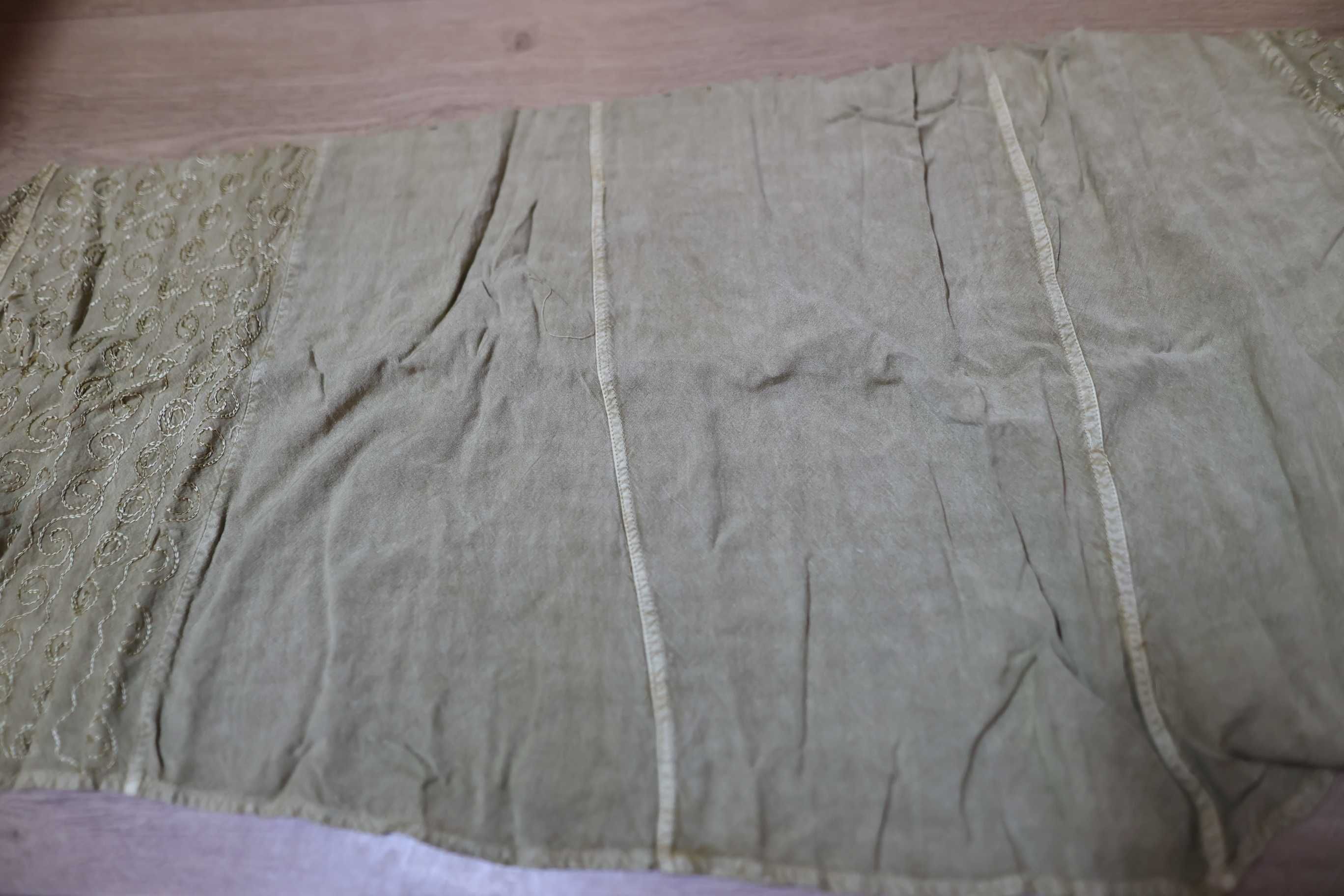 Skrawki materiału bawełna z haftem 2 m x 45 cm 4 szt.