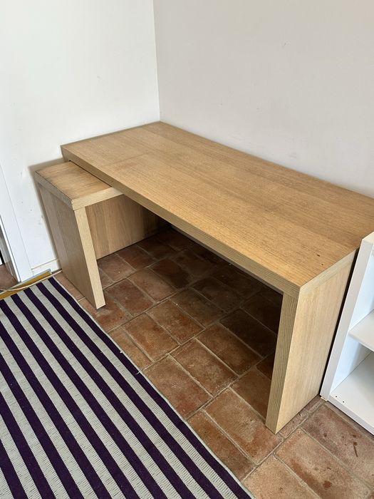 Mesa com armário deslizante