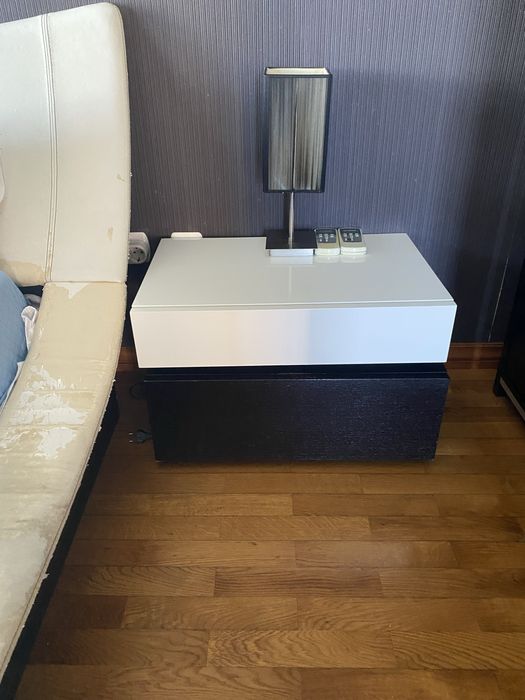 Quarto (cama em pele, mesinhas e camiseiro)