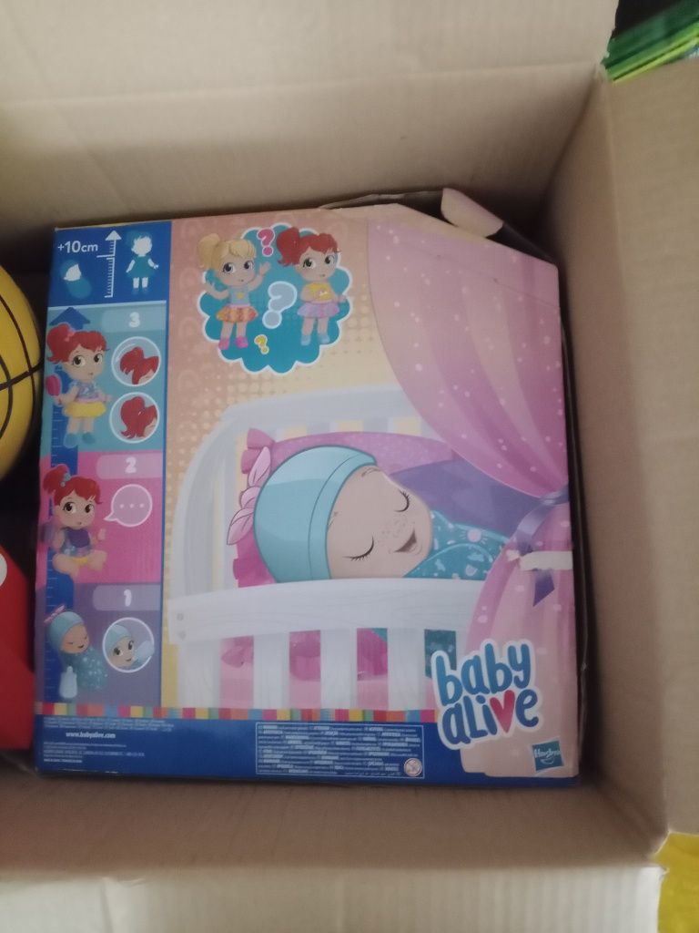 Vários brinquedos de menina para despachar