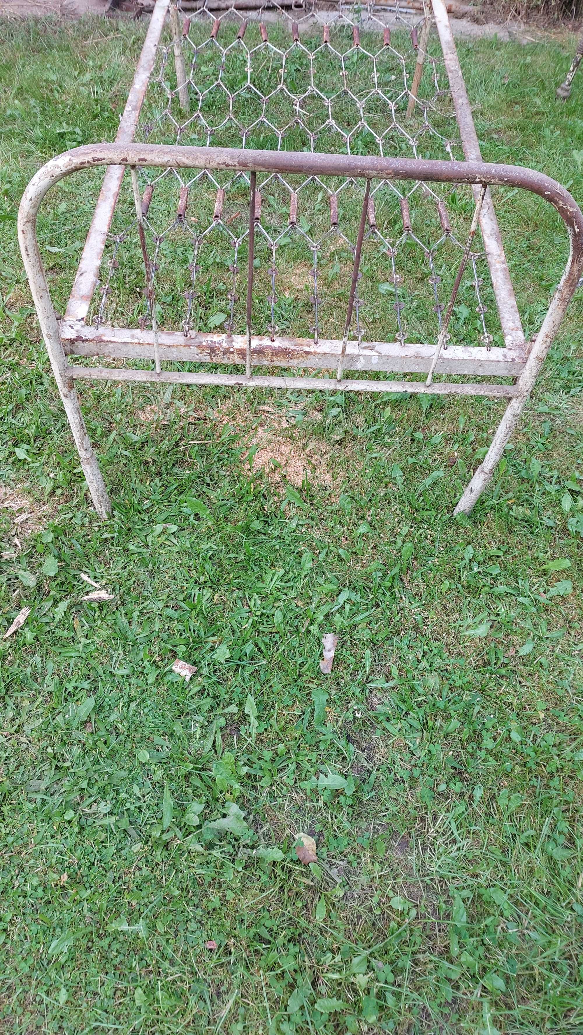 Trzy metalowe łóżka z PRL-u do renowacji.