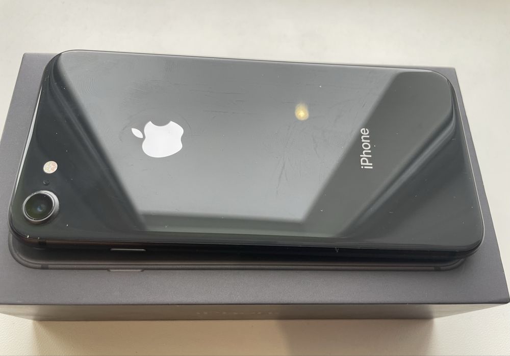 iPhone 8 64gb с коробкой Neverlock