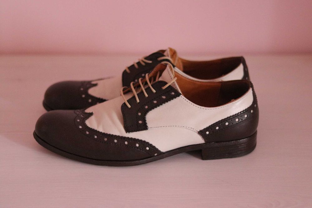 Sapatos de homem brogue da MOMA