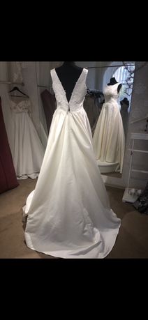 Продам  свадебное Новое платья