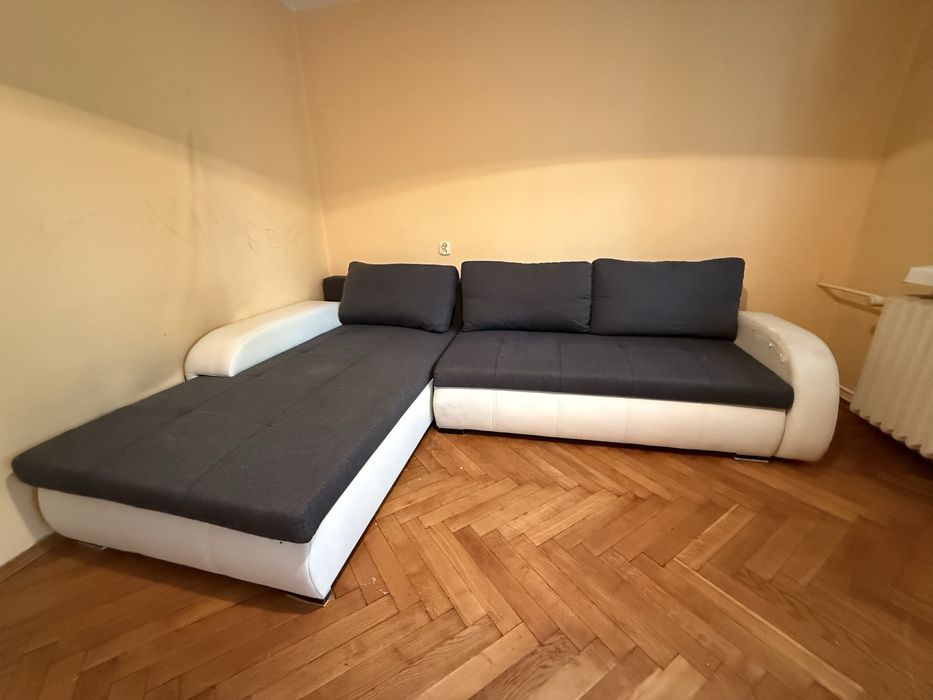 Narożnik z funkcja spania i pojemnikiem.