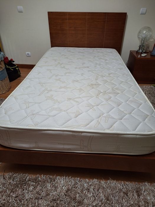 Vendo cama de .solteiro, corpo e meio , de cerejeira