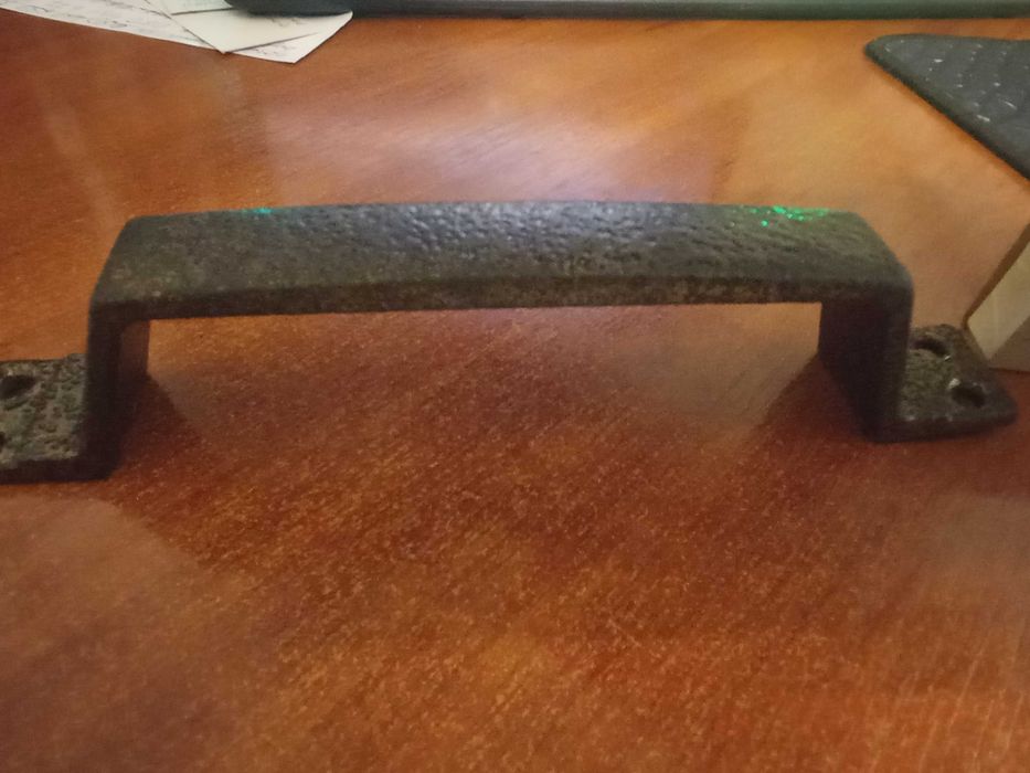 Ручка дверная металлическая.