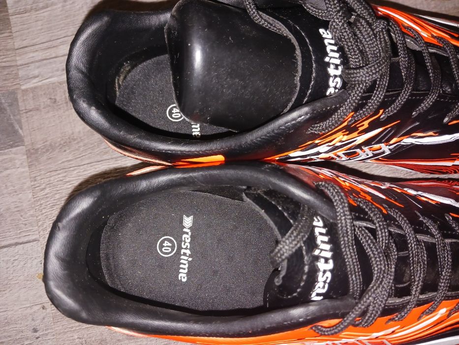 Продам кроссовки для футбола