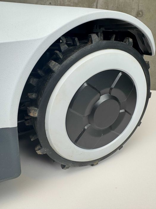 Robot koszący AI ANTHBOT Genie 3000 – bezprzewodowa kosiarka do 3600m2