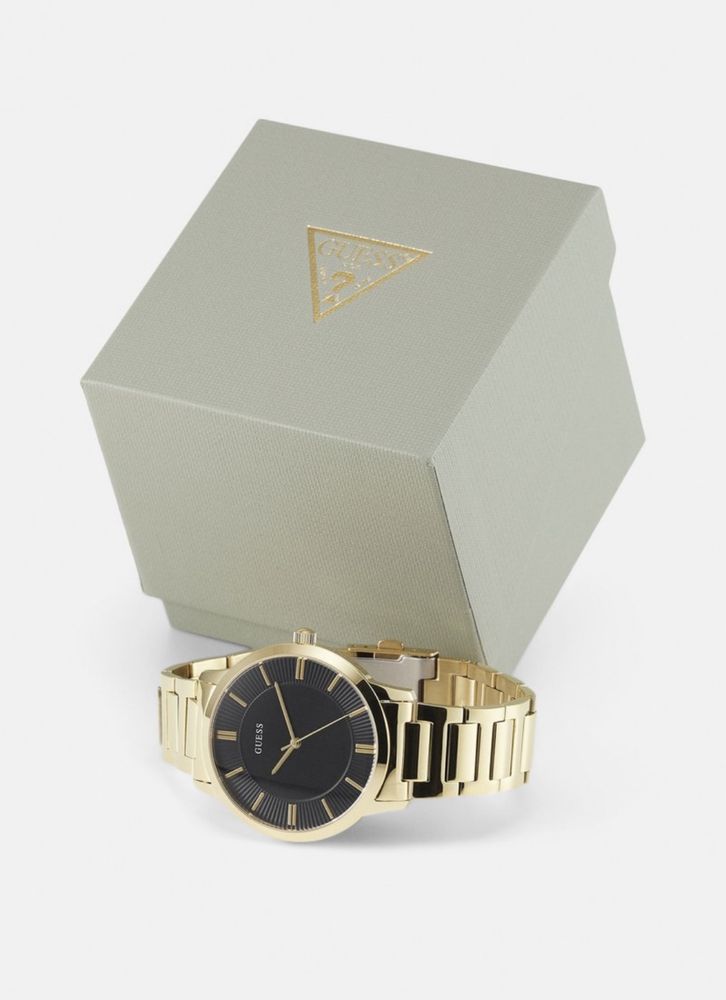 Zegarek GUESS elegancki piękny jest konkretny.