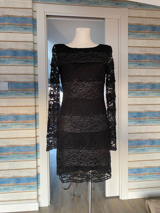 Czarna koronkowa sukienka Guess