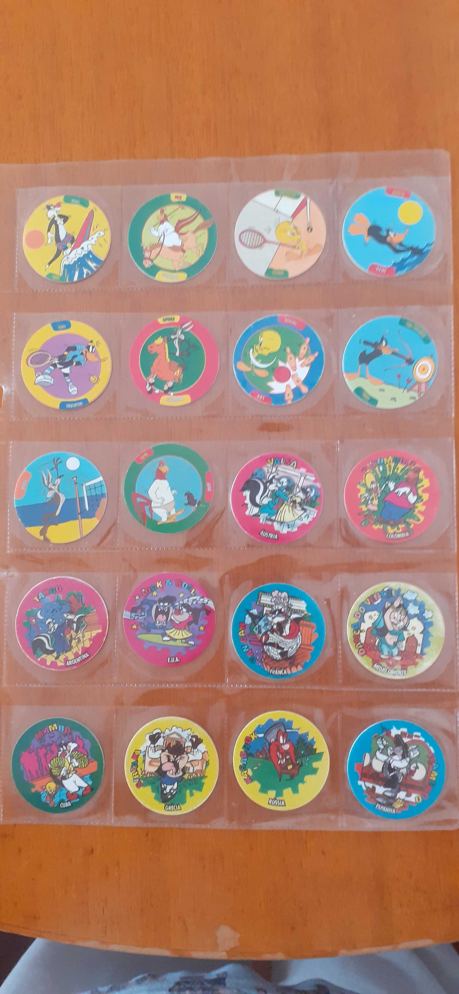 Tazos com diferentes temas