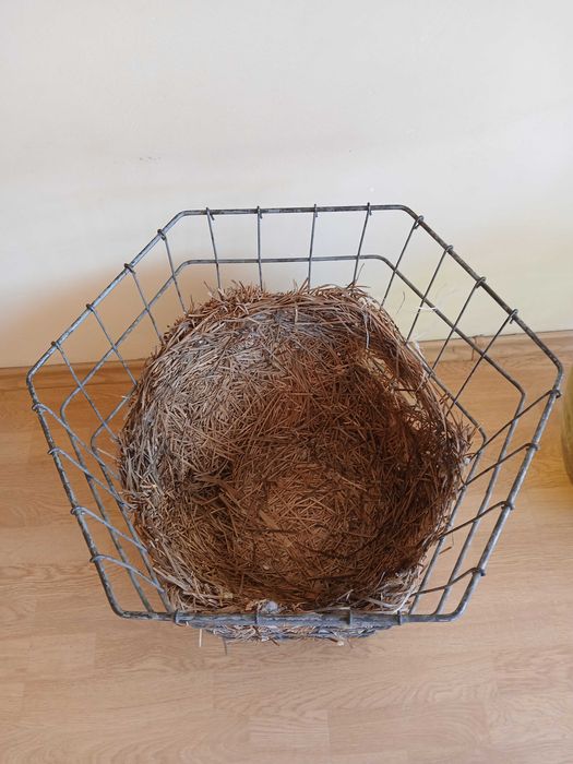 Gąsior do wina szklany balon w metalowym koszu