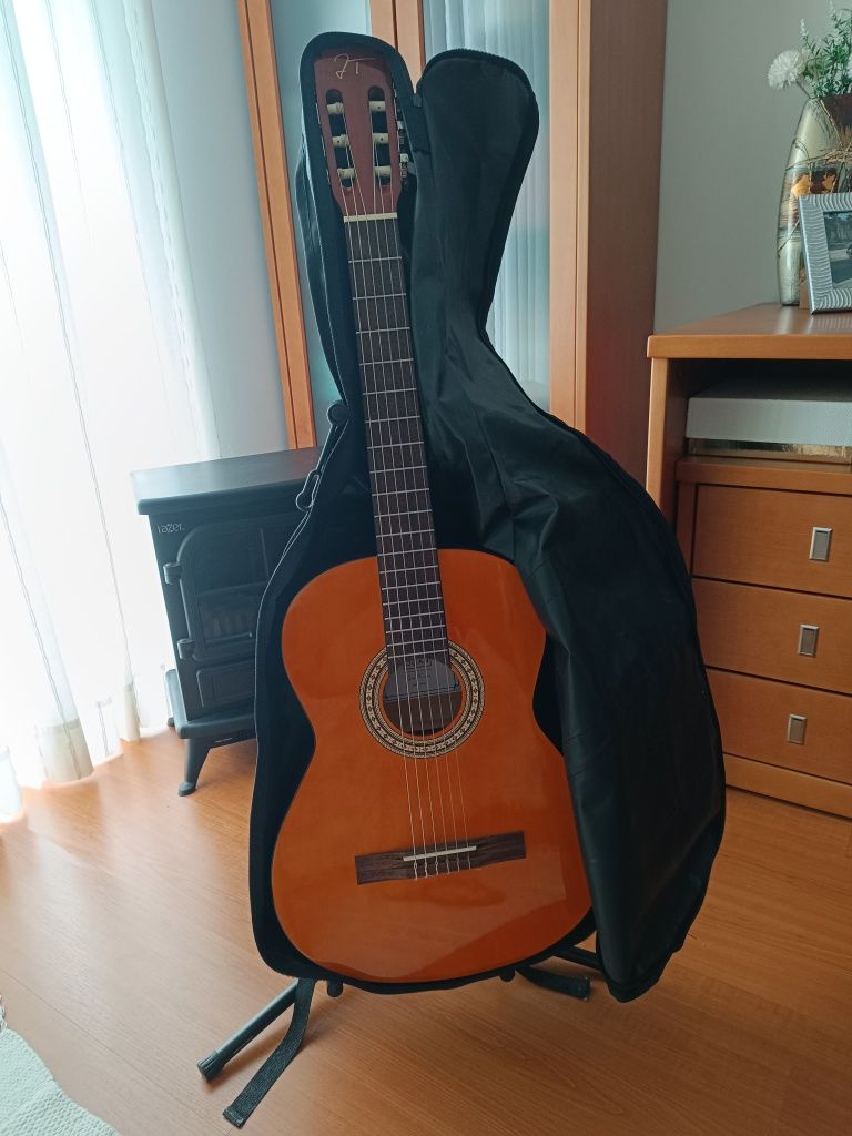 Guitarra nova  com capa e suporte