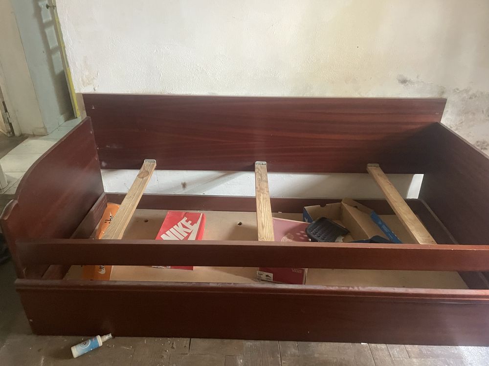 Camas casal e solteiro e um bau