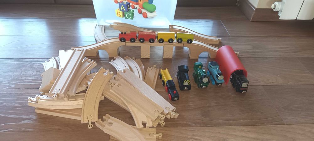 Kolejka drewniana z wagonikami i torami