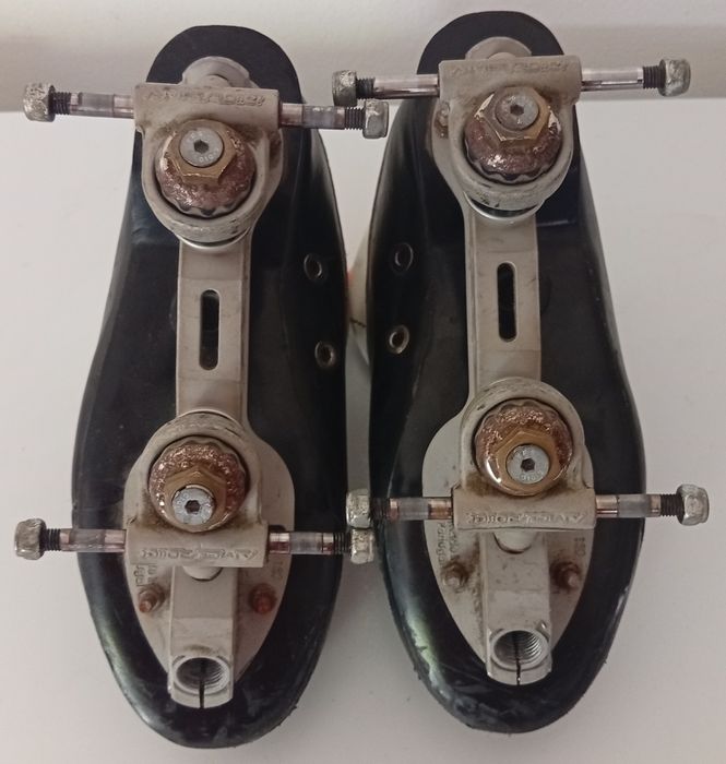 Par de patins da marca De Rodas