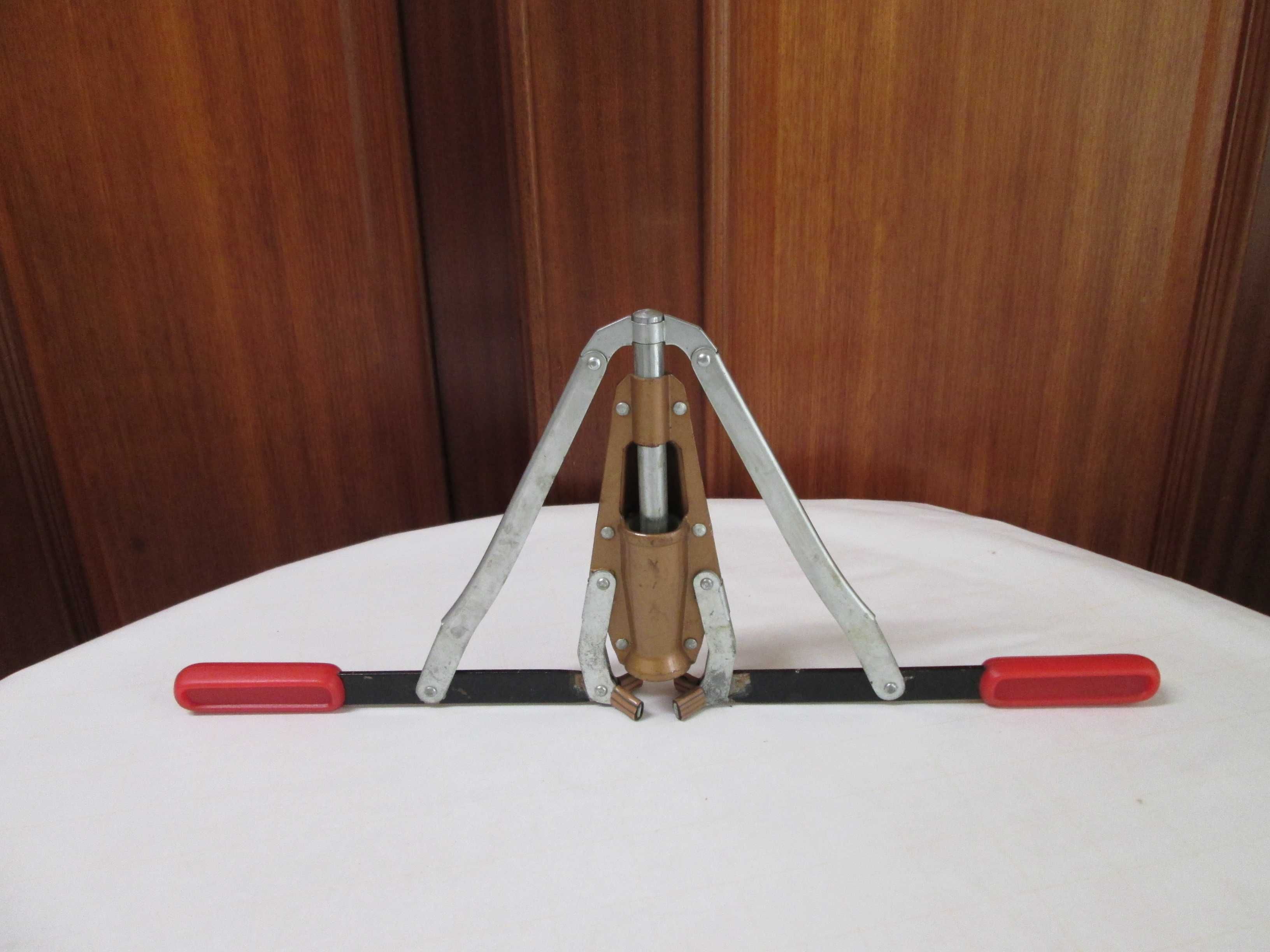 Arrolhador - Equipamento Manual de Colocar Rolhas em Garrafas