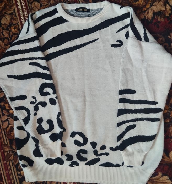 Светр чорно білий з візерунками