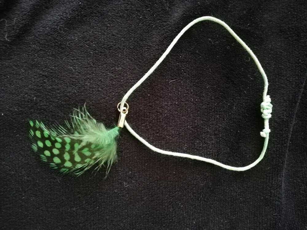 Bransoletka z zielonym piórkiem, natura, rzemyk , sznurek, tasiemka
