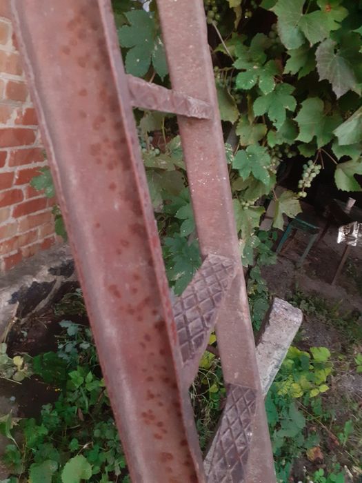 Драбина залізна,широкі сходинки,приставна