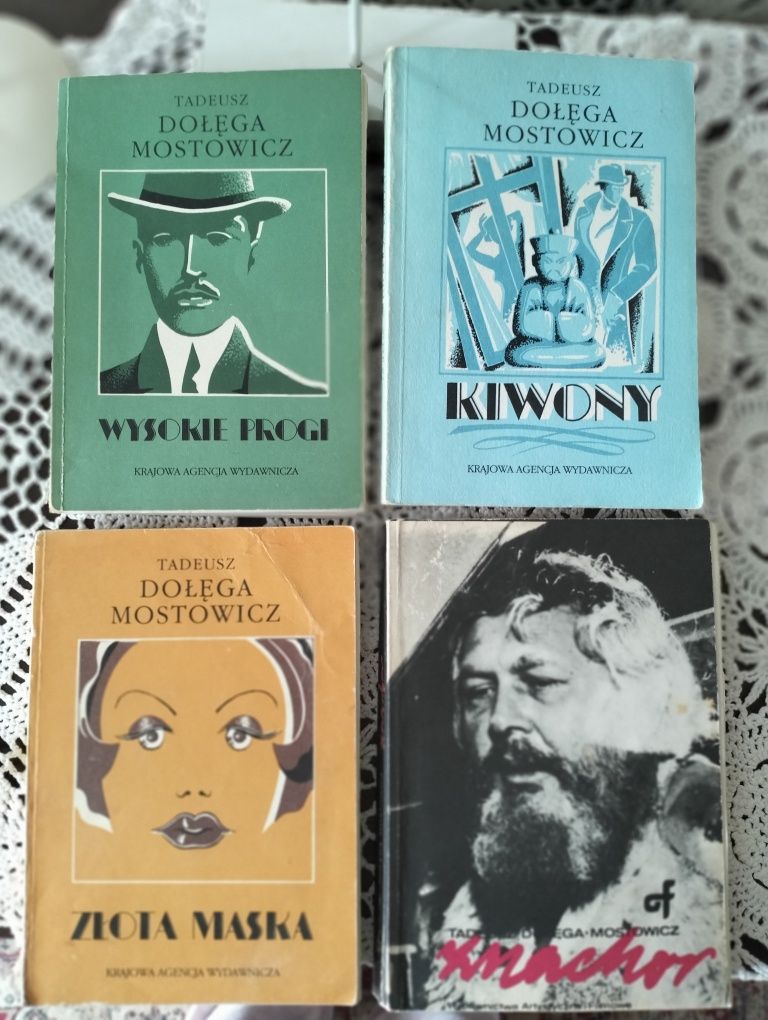 Cztery powieści Tadeusza Dołęgi Mostowicza : Znachor, Kiwony, Złota...
