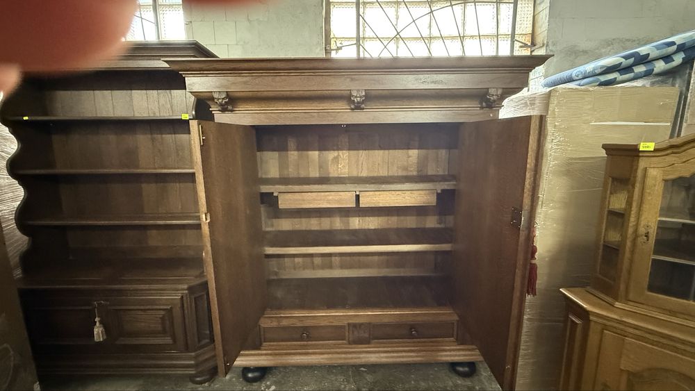 Шкаф с резьбой, дерево, антиквариат из Голландии