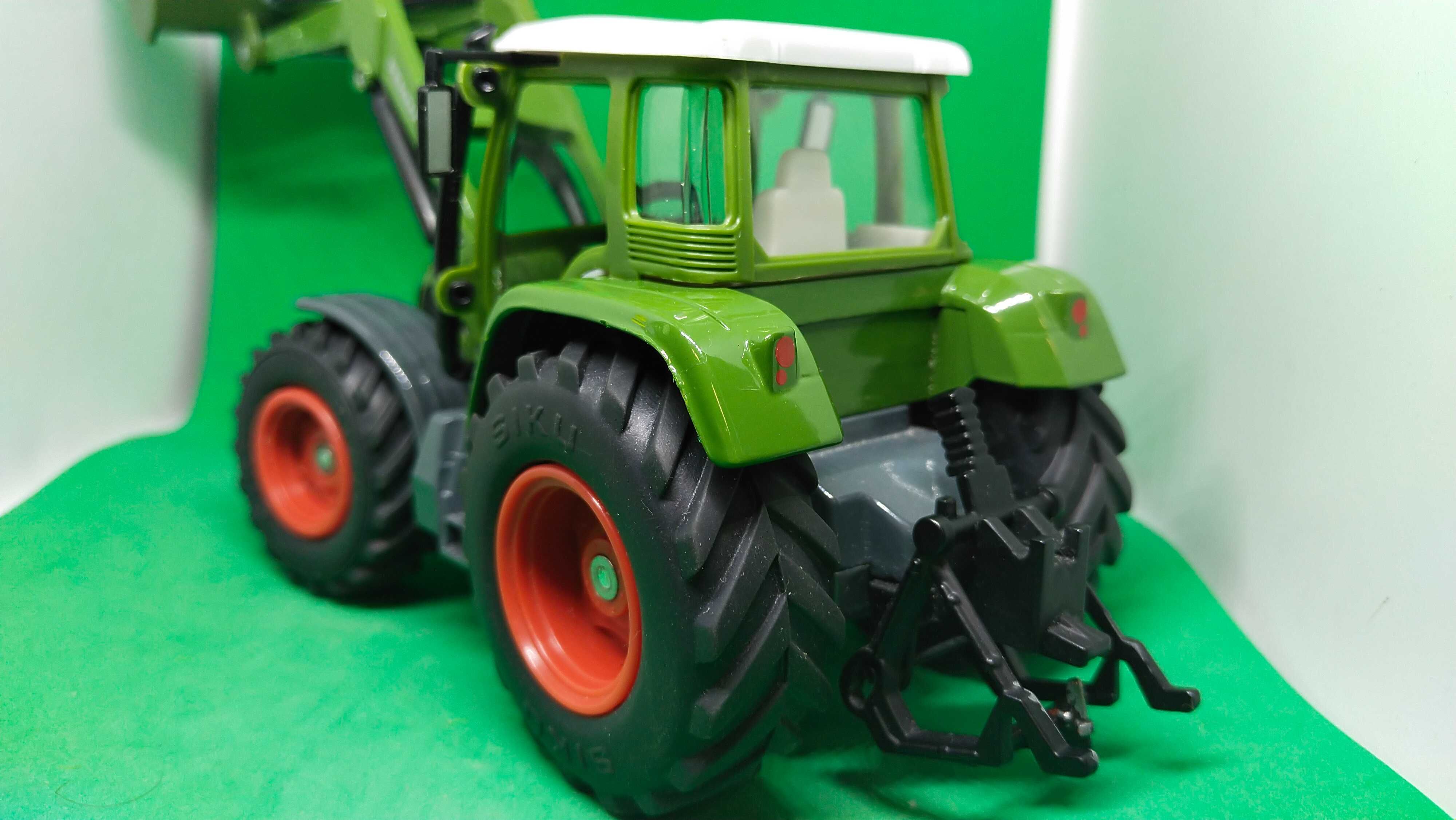 Siku traktor Fendt z ładowaczem 1 32