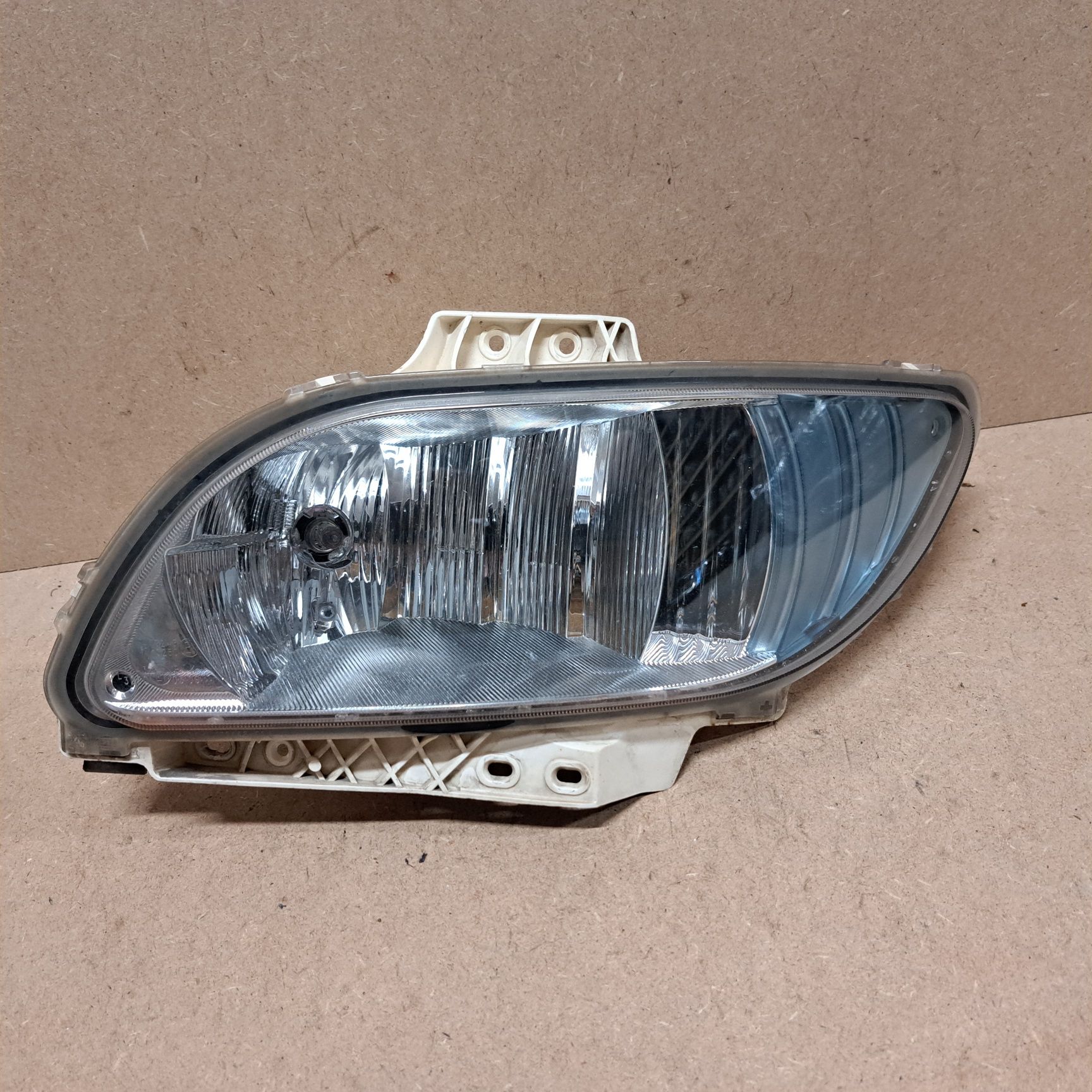 Lampa przeciwmgielna halogen lewy daf xf 106 niebieski