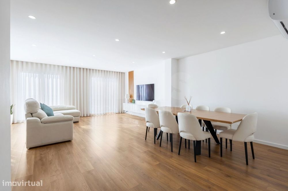 Apartamento T3 semi-novo vista mar com garagem
