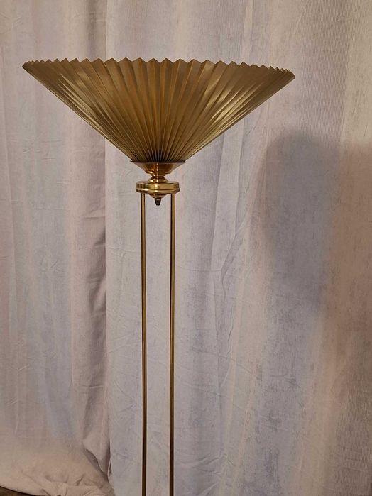 lampa podłogowa, stojąca torch, żółty metal, ciężka, styl lata 50te