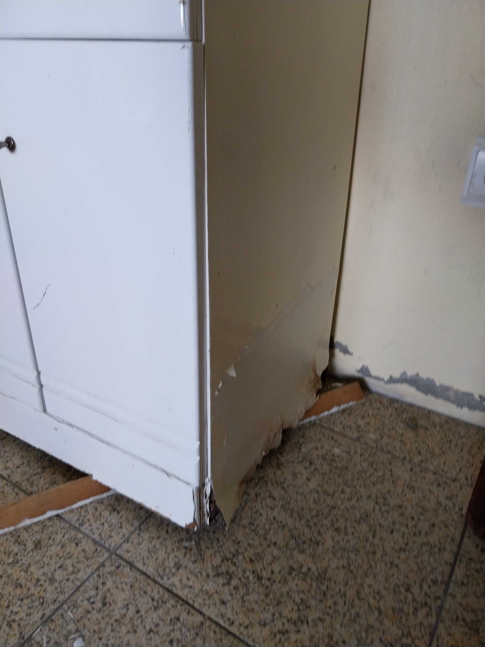 Armário de casa de banho com lavatório e com torneira