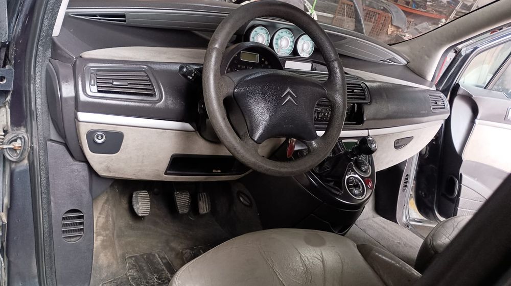 Citroen C8 2.2 HDI gasoleo lotacao maxima 8 lugares, mas só tem 6 asse