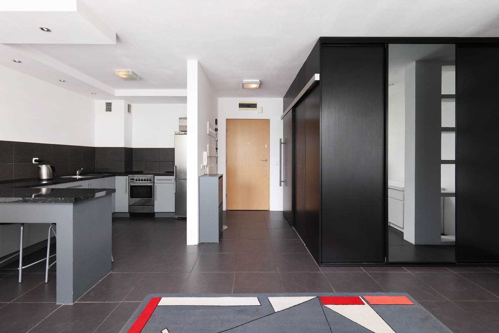 Piękne studio z balkonem i garażem blisko linii szybkiego tramwaju