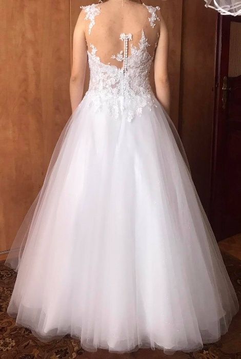 suknia ślubna biała rozm. 38-40 + futerko